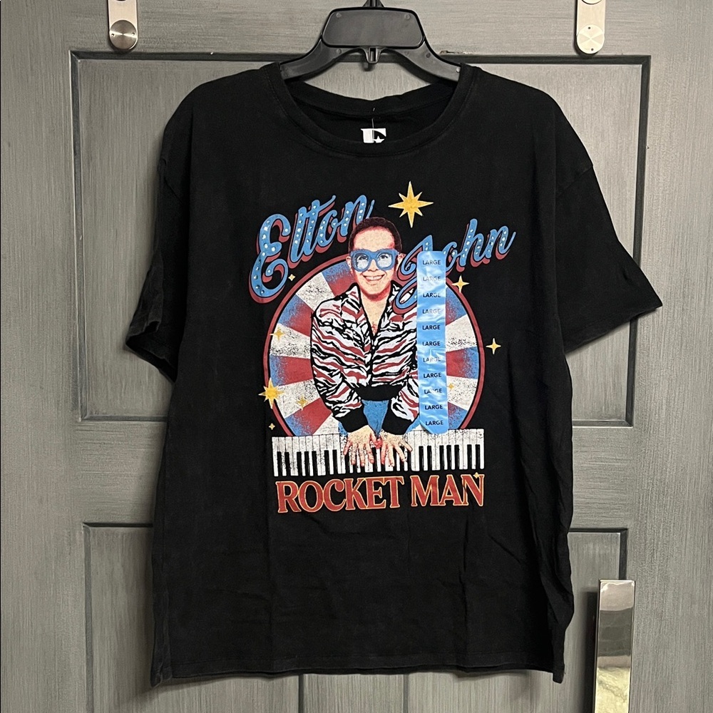 Elton John Sz LG Rocket Man Black Graphic Tee #concert #music #rocketman